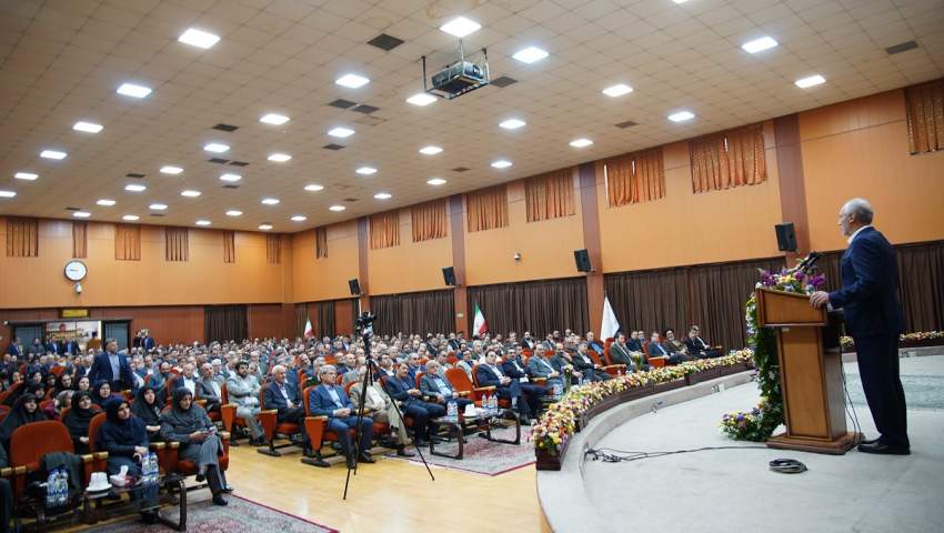رئیس سازمان برنامه و بودجه کشور از آماده‌سازي دو برنامه جامع براي «سرمايه‌گذاري براي توليد» و «مقابله با تحريم‌ها» خبر داد